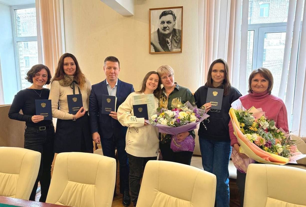 Участники встречи Высшей школы психологии с дипломами и цветами